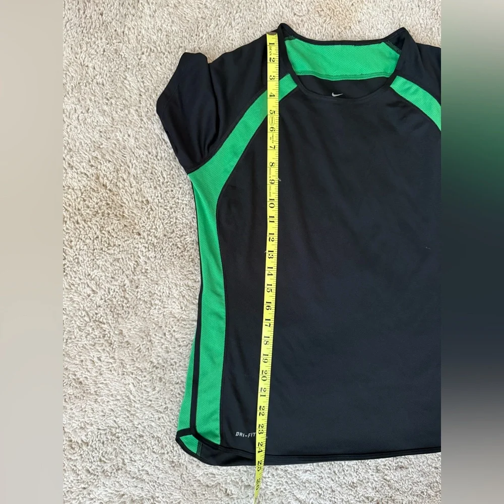 Nike Dri-FIT SZ L Shirt in Black and Green. Short sleeve.
